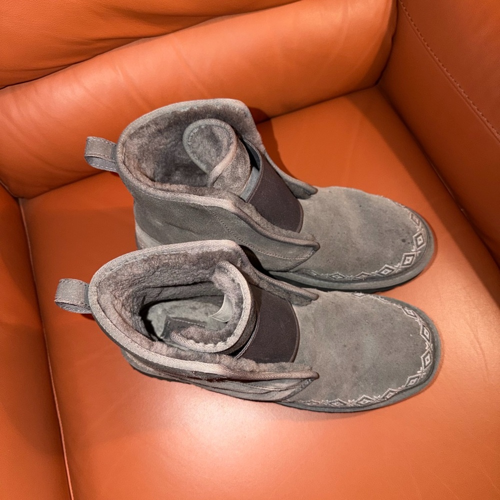 Men’s Uggs - Picture 2 of 4
